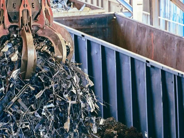 Bálázott papírhulladék és karton kötegek a feldolgozó telephelyen